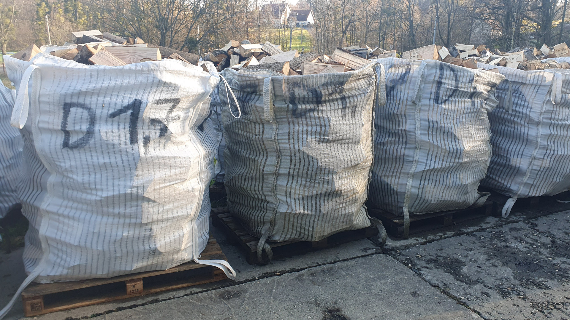 Palivové dřevo odměřujeme a skladujeme ve standardizovaných pytlích BigBag o objemu 1,7m3 a prodáváme po 1,7prms a násobky, jako volně sypané, bez pytle BigBag